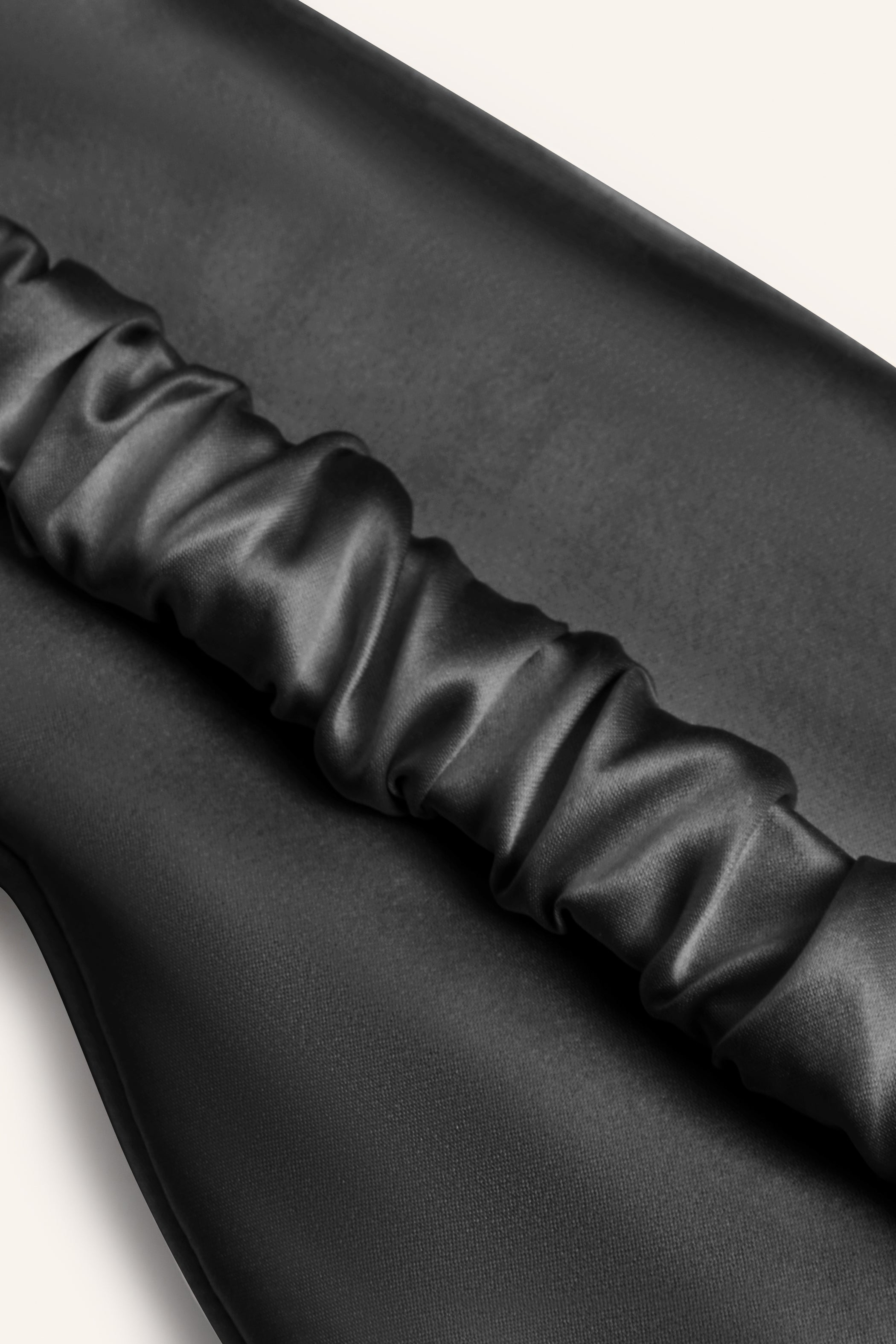 Black silk sleeping mask – breathable silk eye mask for sleeping for relaxation
