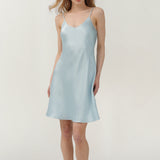 Robe nuisette à bretelles spaghetti en pure soie bleu pâle
