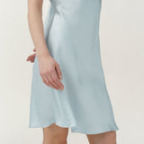 Robe nuisette à bretelles spaghetti en pure soie bleu pâle