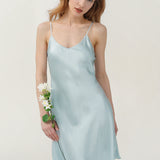 Robe nuisette à bretelles spaghetti en pure soie bleu pâle