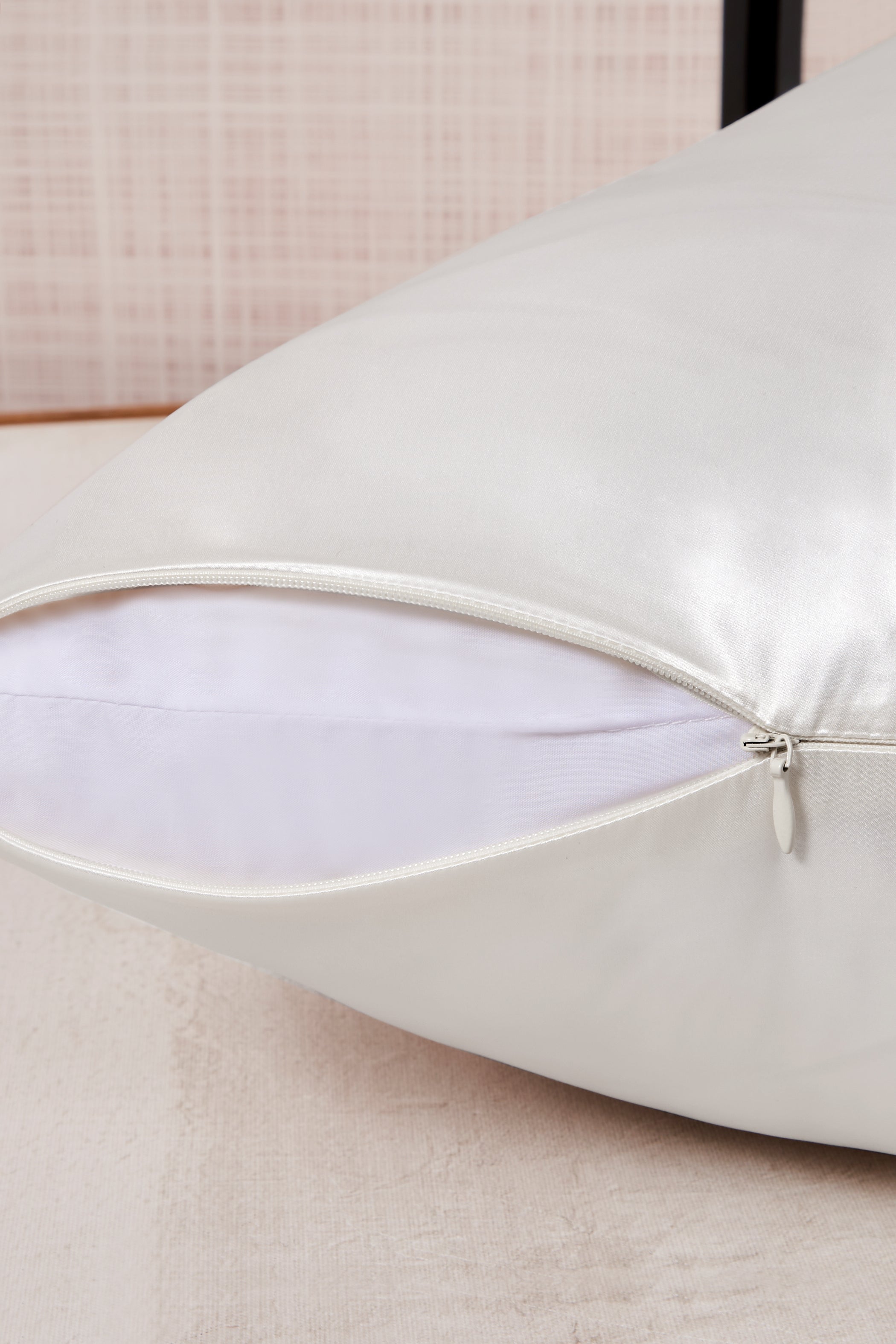 White silk pillow case – soft hidden zipper best silk pillowcase detail