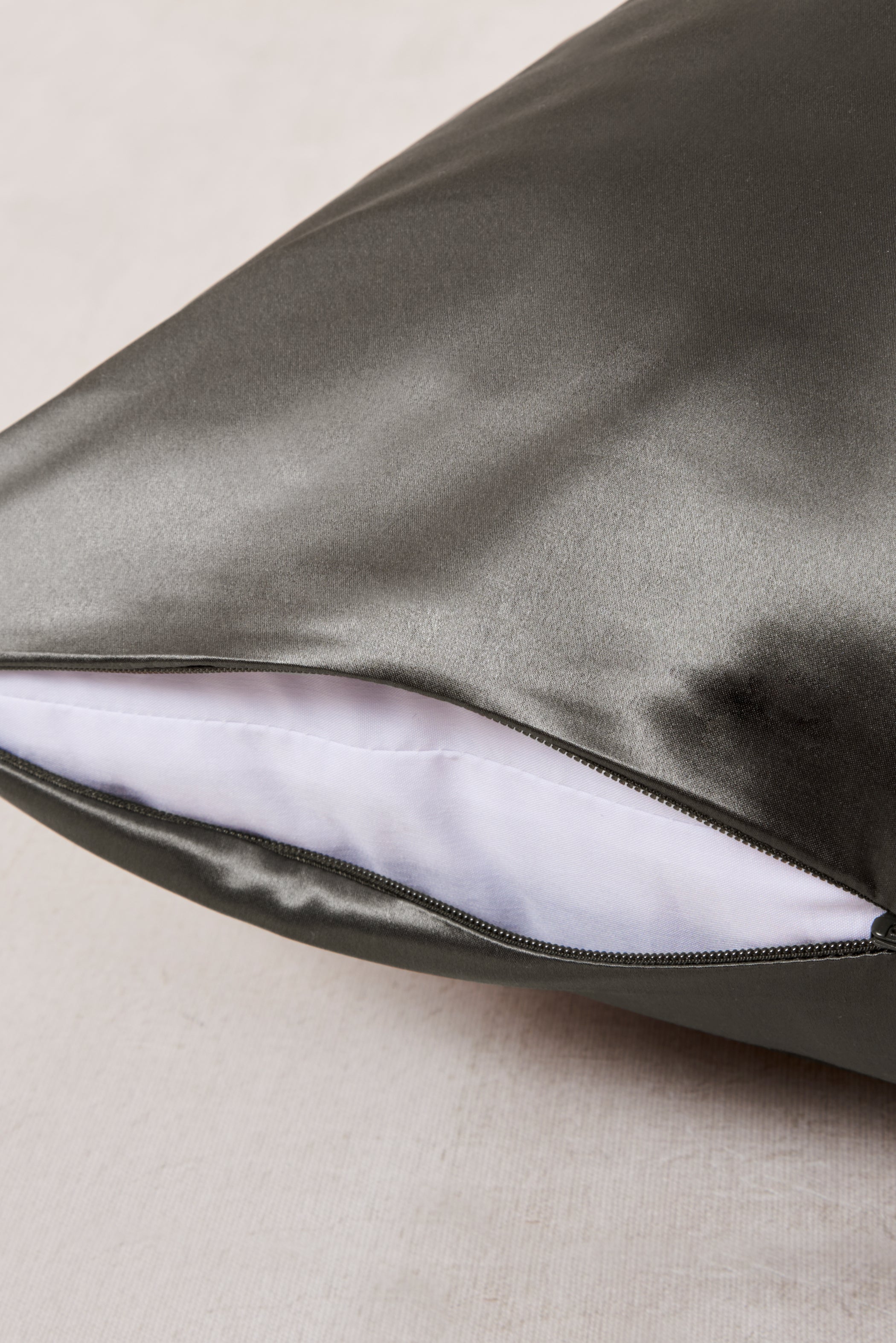 Dark gray silk pillowcases with zipper – anti-frizz & wrinkle resistant