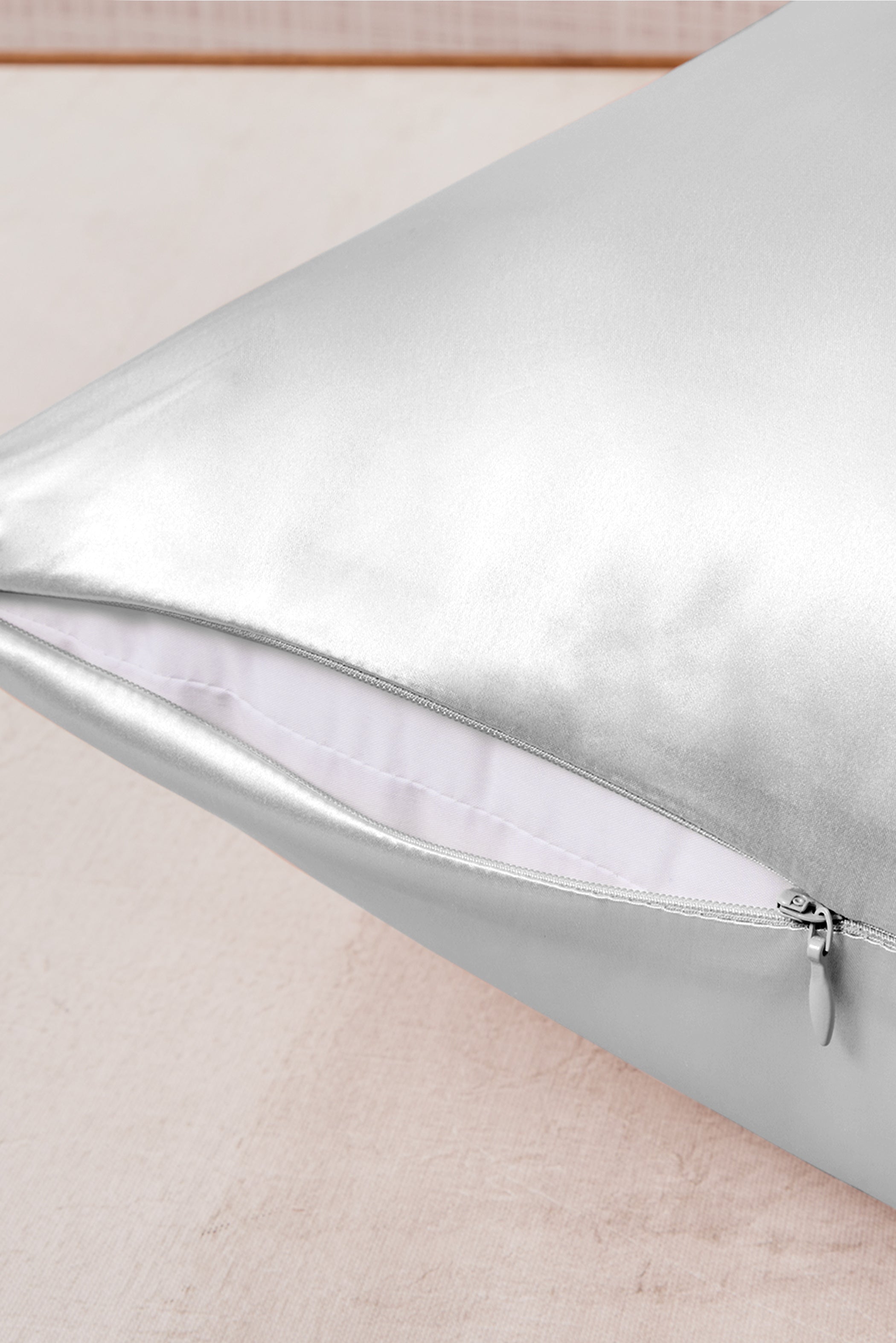 Silver silk pillowcase with zipper – smooth and breathable