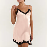 Chemise de nuit en pure soie avec bordure en dentelle et ourlet fendu, bleu marine