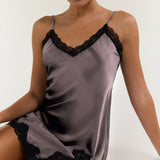 Chemise de nuit en pure soie avec bordure en dentelle et ourlet fendu, bleu marine