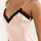Chemise de nuit en pure soie avec bordure en dentelle et ourlet fendu, bleu marine