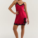 Chemise de nuit en pure soie bordée de dentelle avec ourlet fendu en bordeaux
