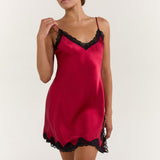 Chemise de nuit en pure soie bordée de dentelle avec ourlet fendu en bordeaux