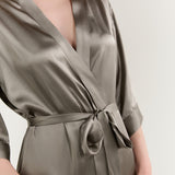 Robe mi-longue en pure soie vert olive pour femme