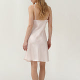 Robe nuisette à bretelles spaghetti en pure soie rose pâle