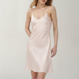 Robe nuisette à bretelles spaghetti en pure soie rose pâle