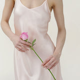 Robe nuisette à bretelles spaghetti en pure soie rose pâle