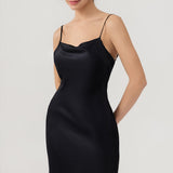 Chemise de nuit décontractée en soie noire à col bénitier